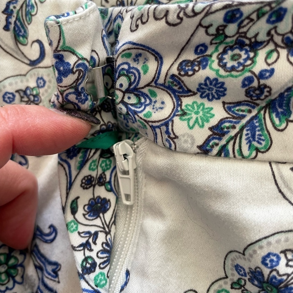 Floral Patterned Women's Shorts - Picture 4 of 8
